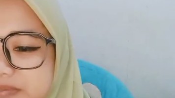 Cewek Jilbab Cantik Papaya Live Colok Dildo Dari Belakang